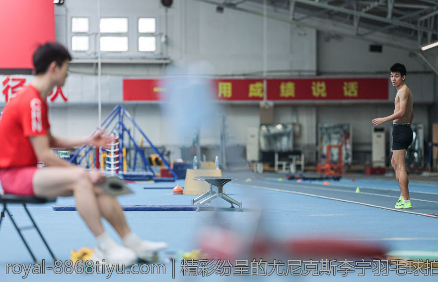精彩纷呈的尤尼克斯李宁羽毛球拍2026新品引领潮流