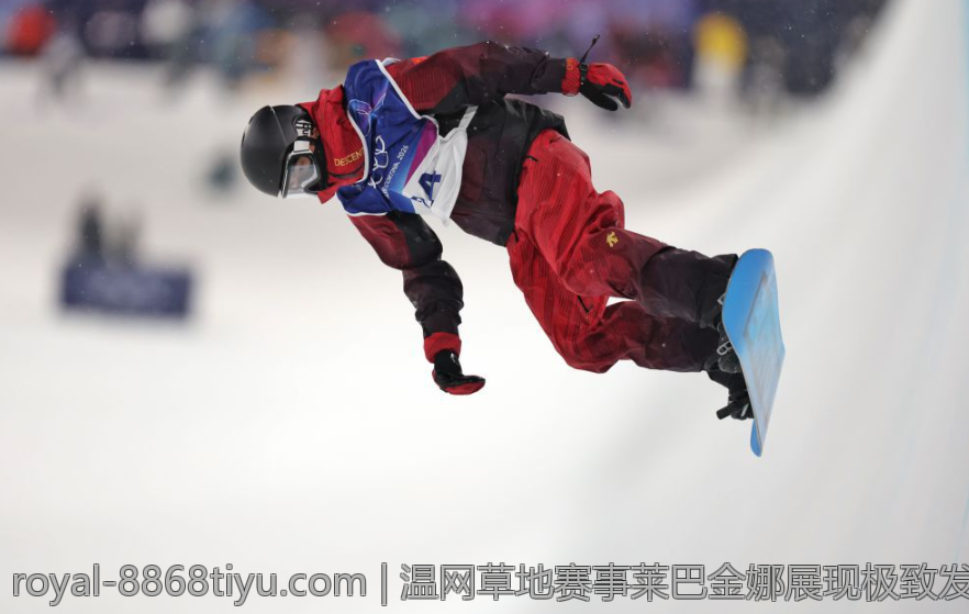 温网草地赛事莱巴金娜展现极致发球力量